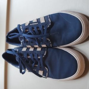 Boy's shoes. Adidas size 5.5.